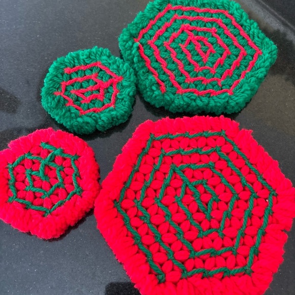 Handmade Vintage Red and Green Hexagon Crochet Trivet Coaster set of 4 Like New - Picture 6 of 8